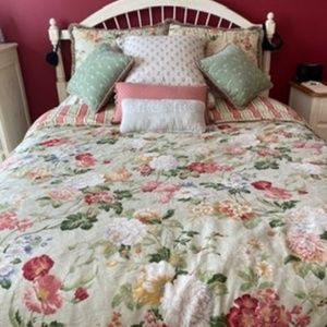 Queen size double sided comforter with accent pillows.